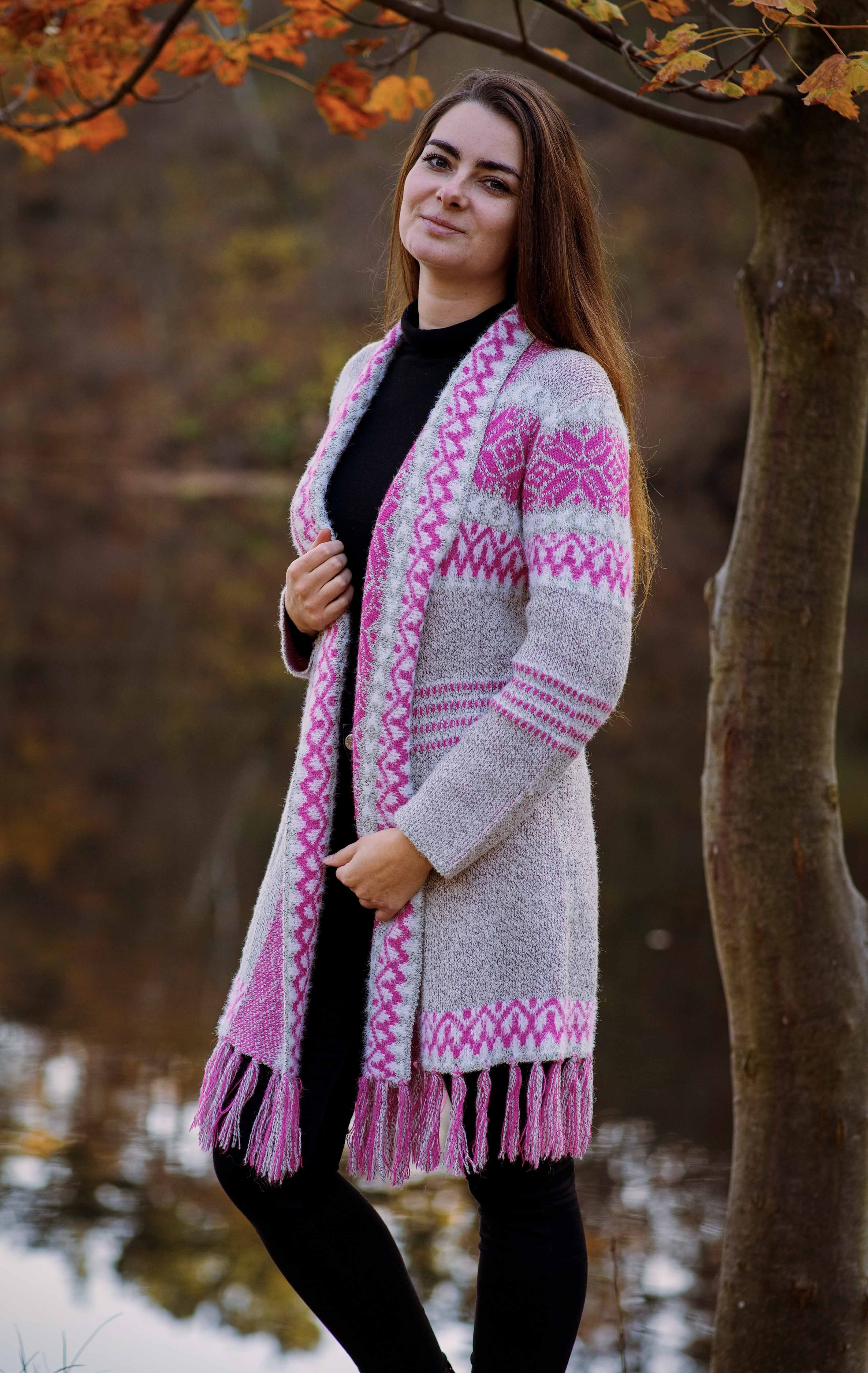 Růžovo-krémový etnický kardigan s třásněmi