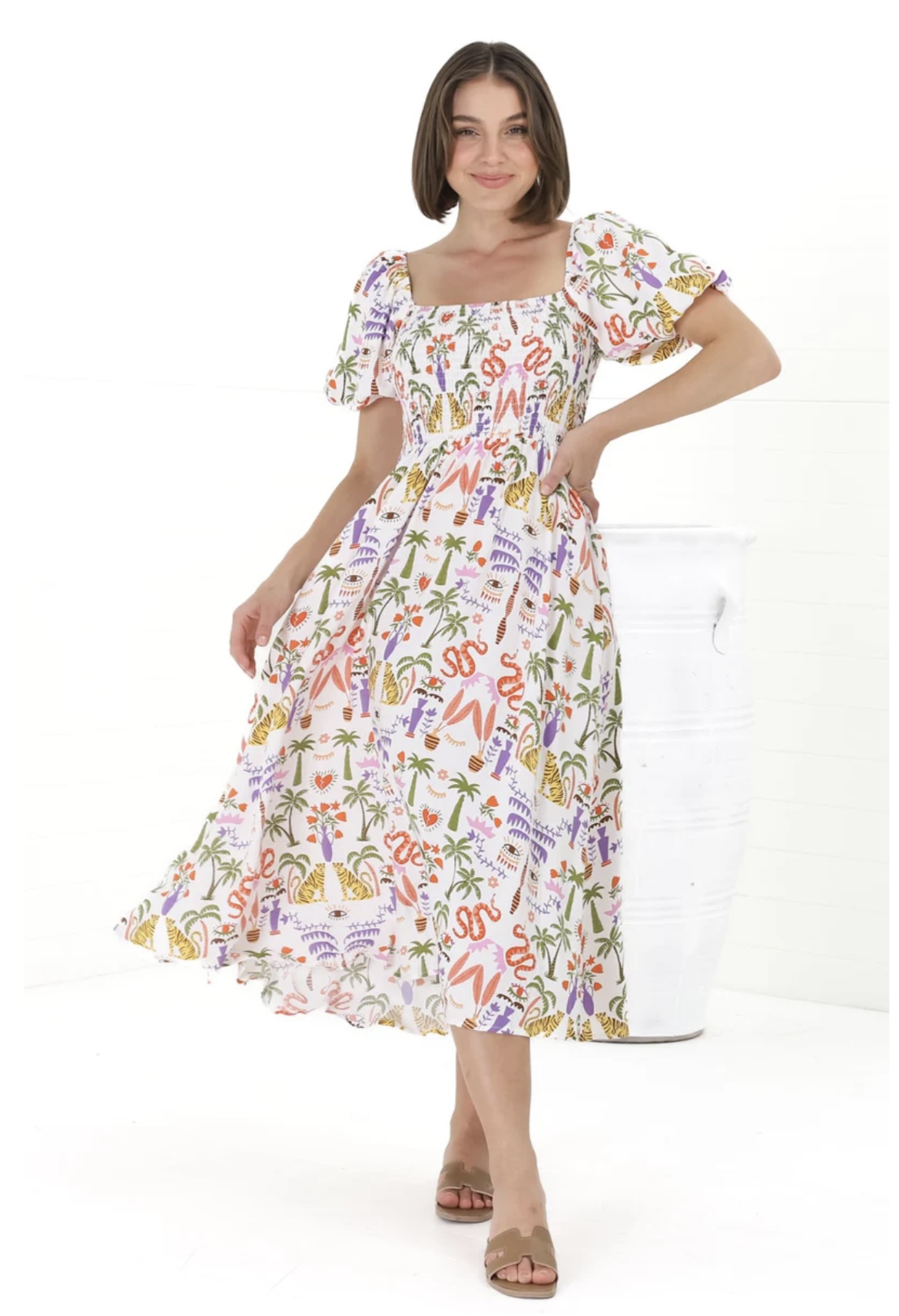Bílé midi šaty s tropickým vzorem