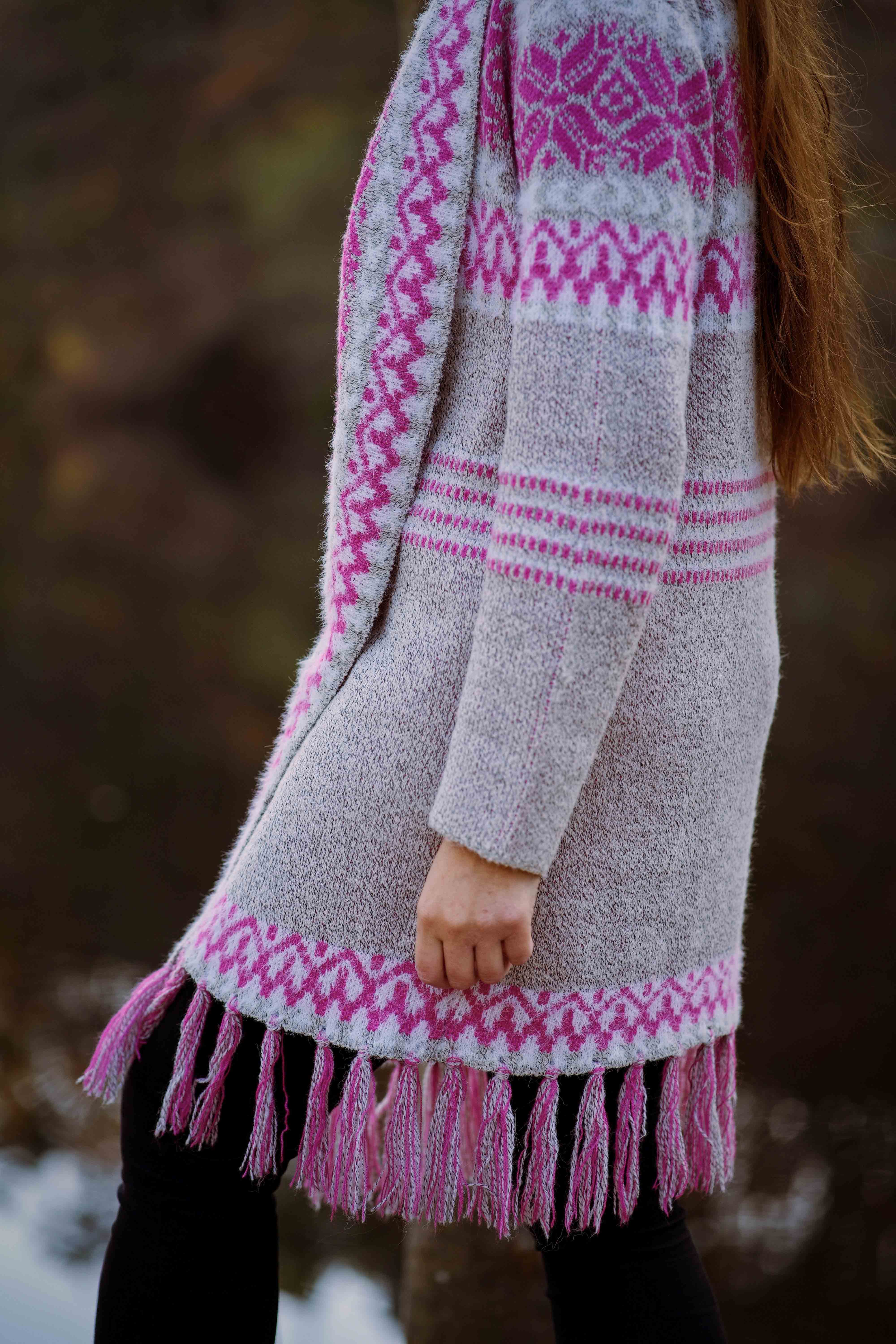 Růžovo-krémový etnický kardigan s třásněmi