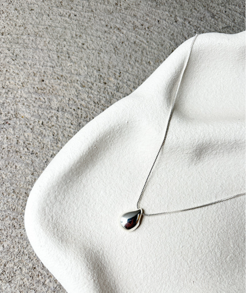 Stříbrný kapkový náhrdelník 