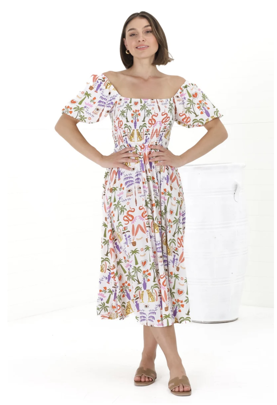 Bílé midi šaty s tropickým vzorem