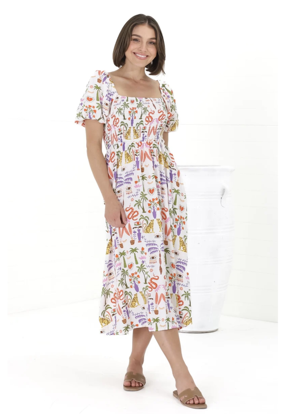 Bílé midi šaty s tropickým vzorem
