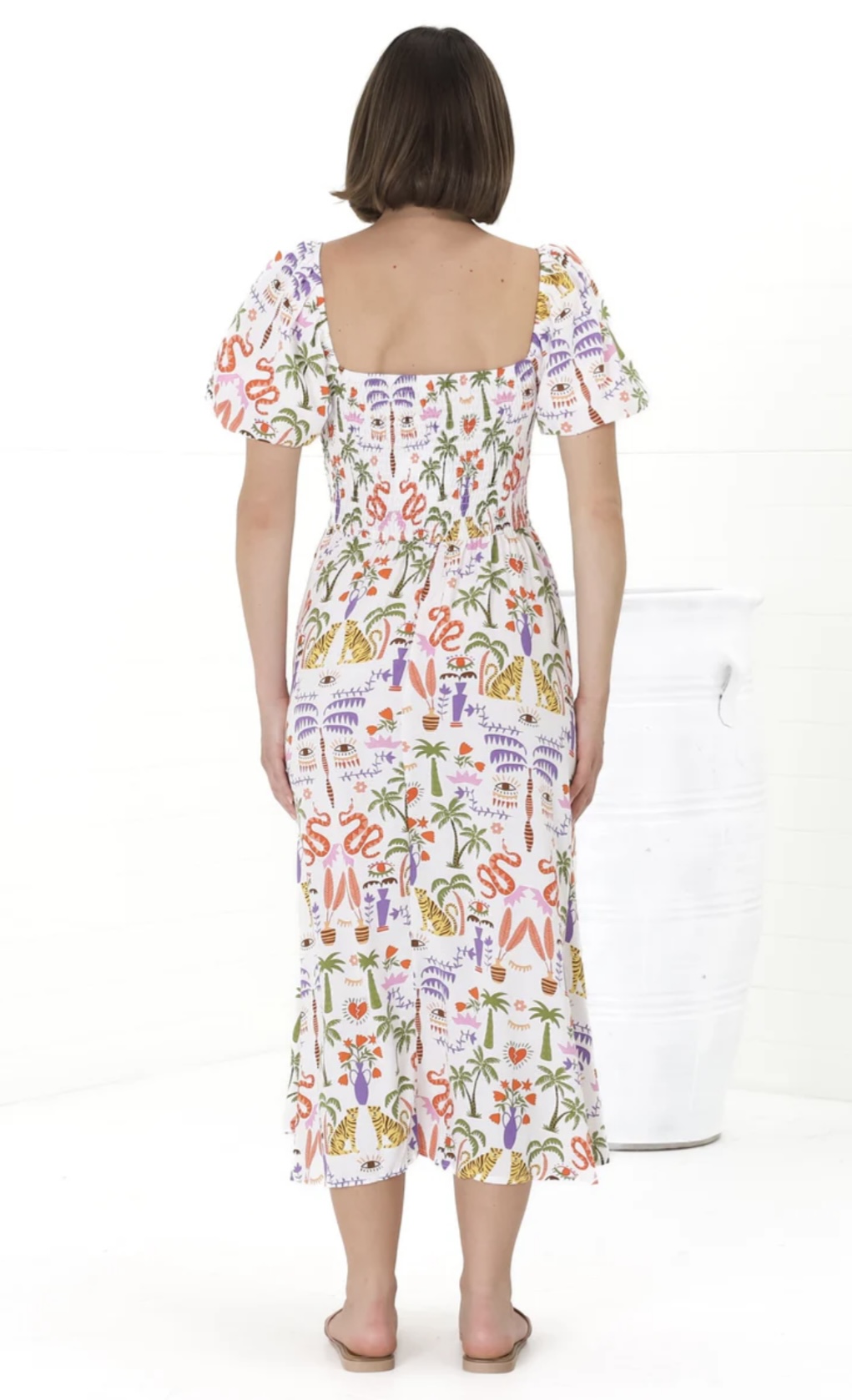 Bílé midi šaty s tropickým vzorem