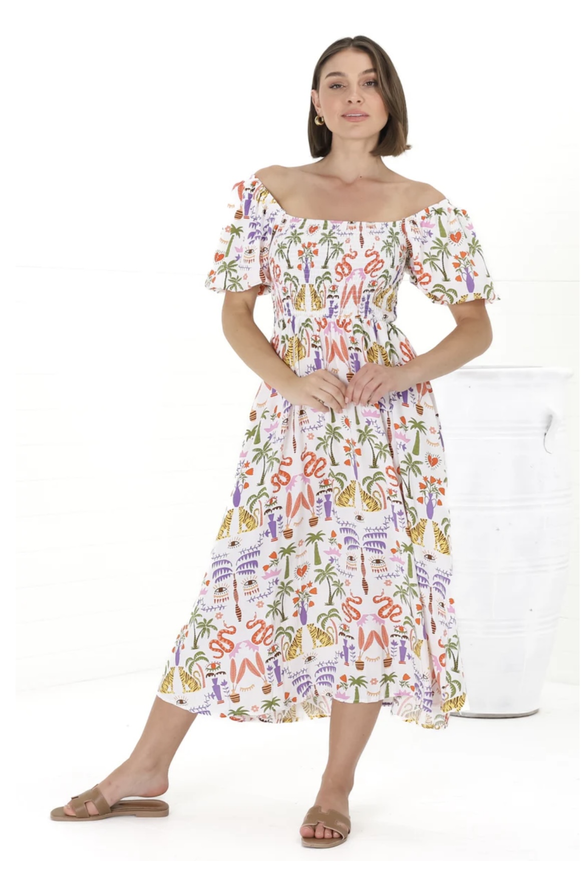 Bílé midi šaty s tropickým vzorem