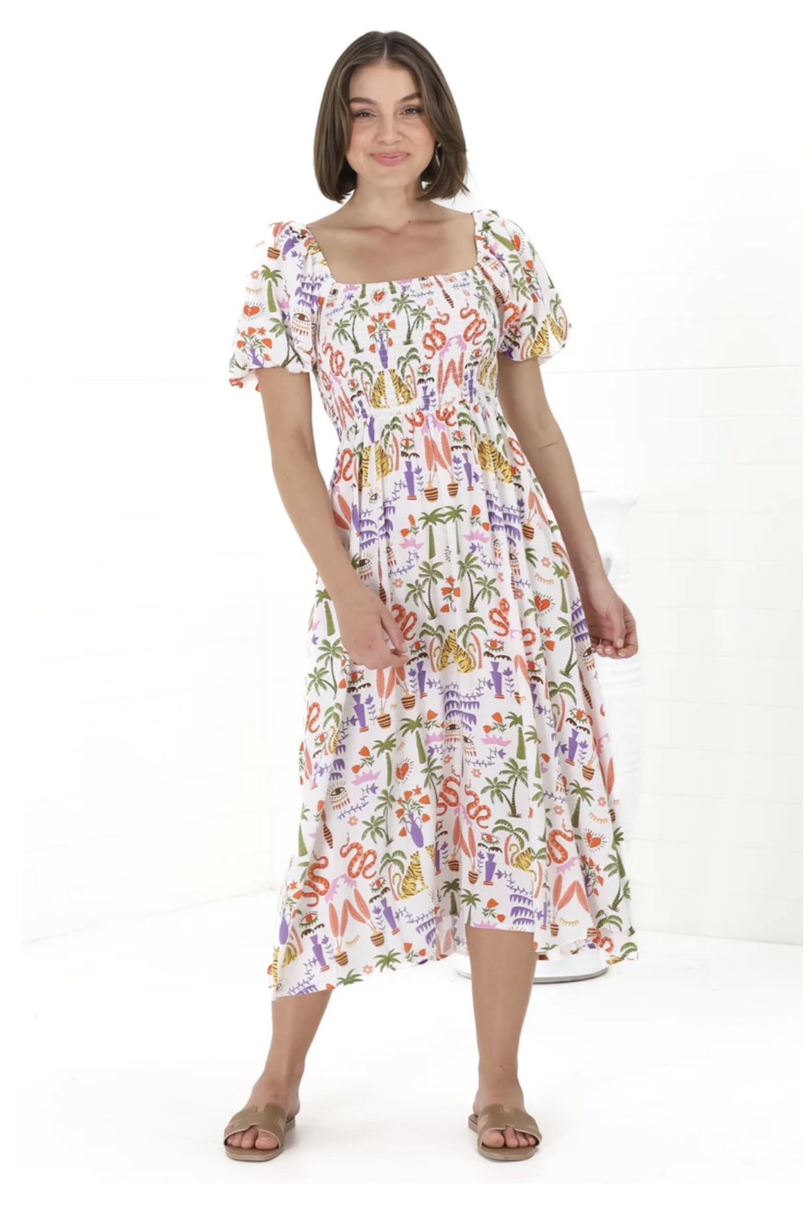 Bílé midi šaty s tropickým vzorem